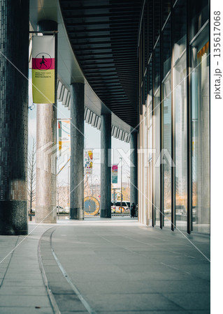 大阪駅周辺の誰もいない朝の通路 135617068