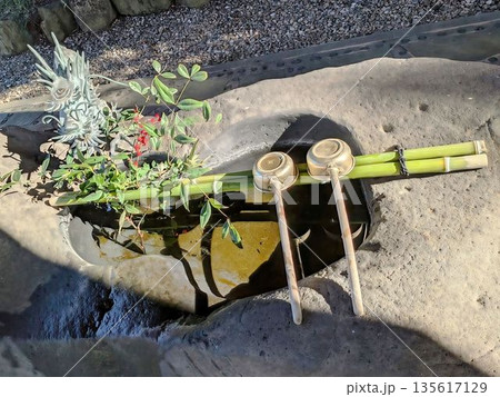 ひょうたんの形を掘った手水舎 ひょうたんの形を掘った手水舎 135617129