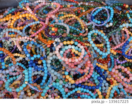 色とりどりの天然石ブレスレット 135617225