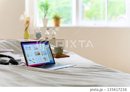 ベッドでのリモートワーク ベッドでのリモートワーク 135617238