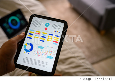 タブレットでデータ分析 135617241