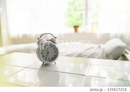 午前7時の目覚まし時計 135617258