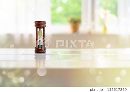 窓辺の砂時計と緑 135617259