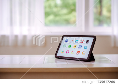 スタンド式タブレットと窓 135617260