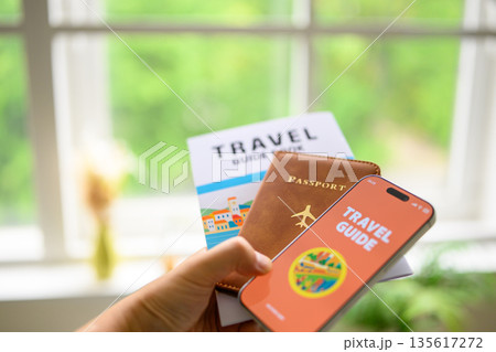 スマホとガイドブック 135617272
