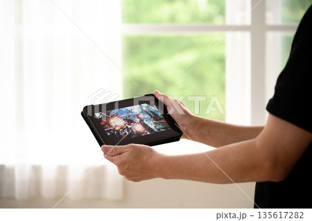 タブレットでゲーム操作 135617282