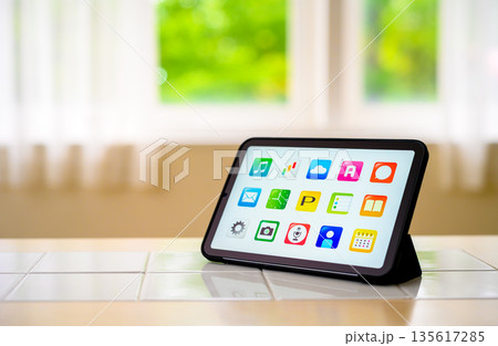タブレットのホーム画面表示 タブレットのホーム画面表示 135617285