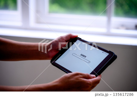 タブレットで検索実行 タブレットで検索実行 135617286
