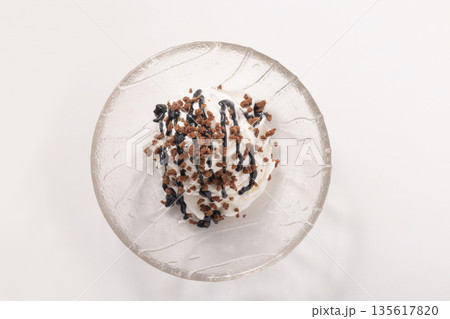 生クリーム　チョコチップ　チョコソースかけ 135617820