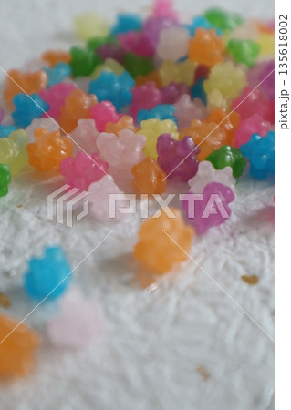 カラフルなお菓子の金平糖 135618002