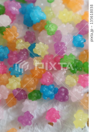 カラフルなお菓子の金平糖 135618038