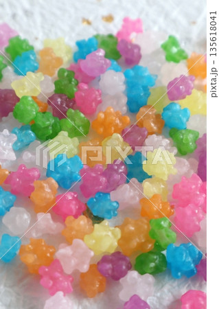 カラフルなお菓子の金平糖 135618041