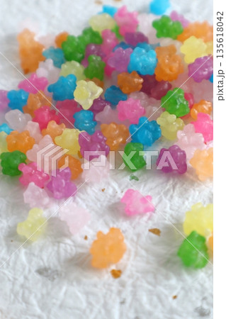 カラフルなお菓子の金平糖 135618042