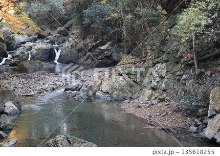紅葉あふれる大阪高槻の摂津峡を歩く 135618255