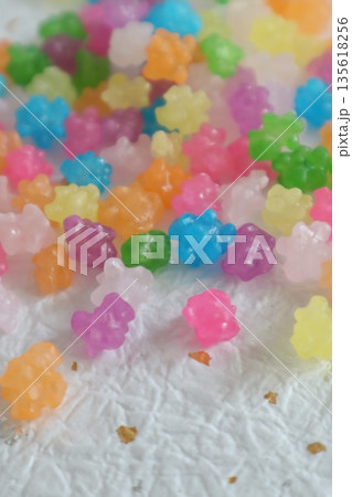 カラフルなお菓子の金平糖 135618256