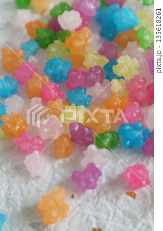 カラフルなお菓子の金平糖 135618261