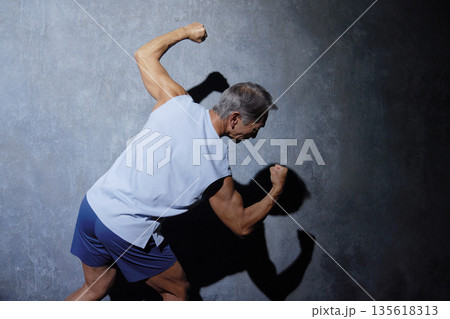 ポーズをとるスポーツウェアを着たシニアの男性　後ろ姿 135618313