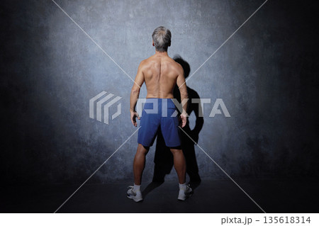 ポーズをとる筋肉のあるシニアの男性 後ろ姿 ポーズをとる筋肉のあるシニアの男性 後ろ姿 135618314