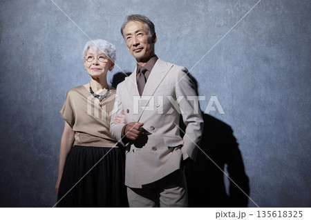 仲良しのシニア夫婦のポートレート 黒背景 仲良しのシニア夫婦のポートレート 黒背景 135618325