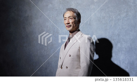 スーツを着たシニア男性のポートレート　黒背景 135618331