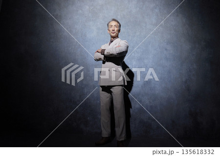 スーツを着たシニア男性のポートレート　黒背景 135618332