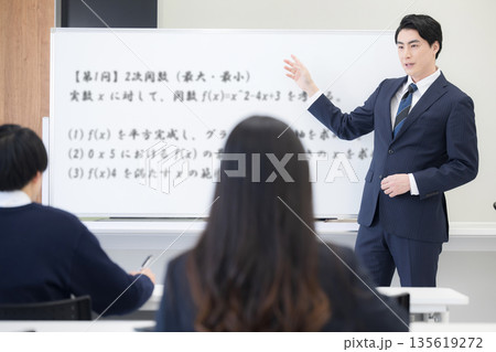 ホワイトボードで数学の勉強の教える先生と学校の教室や受験などの授業の高校生の風景 135619272