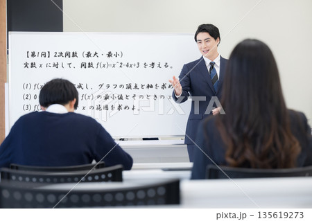 ホワイトボードで数学の勉強の教える先生と学校の教室や受験などの授業の高校生の風景 ホワイトボードで数学の勉強の教える先生と学校の教室や受験などの授業の高校生の風景 135619273