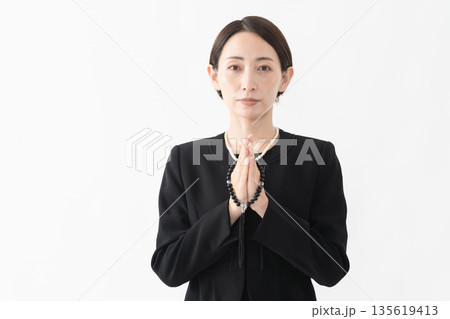 喪服を着た女性 葬儀イメージ 喪服を着た女性 葬儀イメージ 135619413