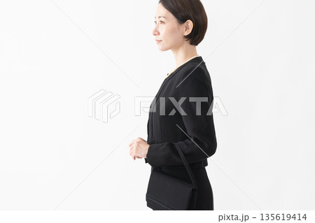 喪服を着た女性 葬儀イメージ 喪服を着た女性 葬儀イメージ 135619414