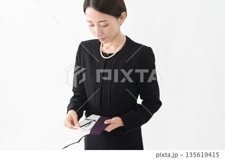 喪服を着た女性 葬儀イメージ 喪服を着た女性 葬儀イメージ 135619415