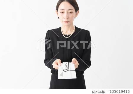 喪服を着た女性 葬儀イメージ 喪服を着た女性 葬儀イメージ 135619416