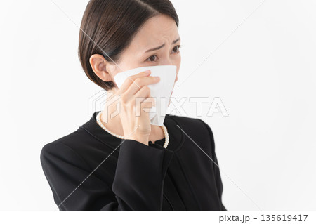 喪服を着た女性　葬儀イメージ 135619417