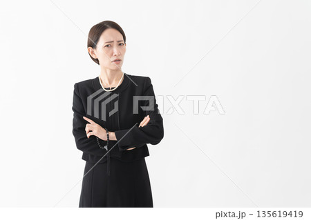 喪服を着た女性 葬儀イメージ 喪服を着た女性 葬儀イメージ 135619419