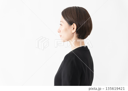 喪服を着た女性　葬儀イメージ 135619421