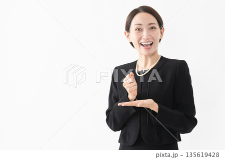 喪服を着た女性　葬儀イメージ 135619428