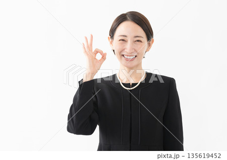 喪服を着た女性　葬儀イメージ 135619452