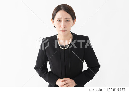 喪服を着た女性　葬儀イメージ 135619471