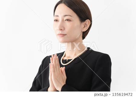 喪服を着た女性 葬儀イメージ 喪服を着た女性 葬儀イメージ 135619472