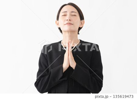 喪服を着た女性 葬儀イメージ 喪服を着た女性 葬儀イメージ 135619473