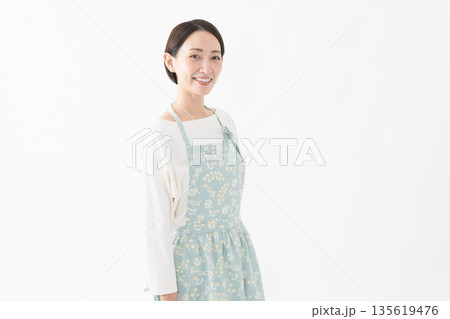 エプロンを着た女性　ライフスタイルイメージ 135619476
