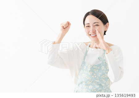 エプロンを着た女性　ライフスタイルイメージ 135619493