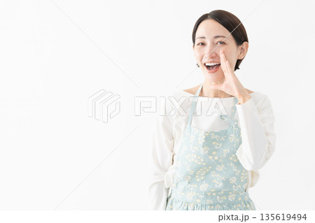 エプロンを着た女性　ライフスタイルイメージ 135619494