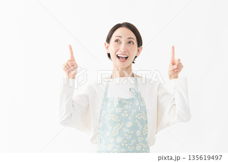 エプロンを着た女性　ライフスタイルイメージ 135619497