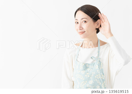 エプロンを着た女性　ライフスタイルイメージ 135619515