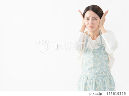 エプロンを着た女性　ライフスタイルイメージ 135619526