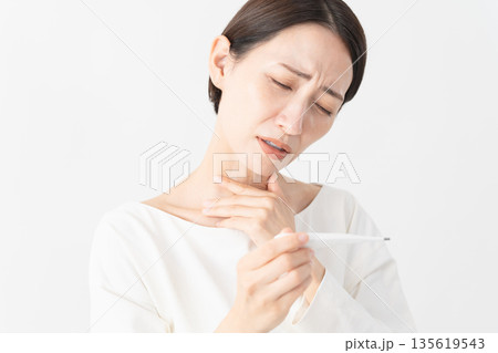 体温計を使う女性　健康イメージ 135619543