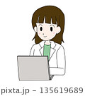 パソコン作業をスムーズに行う女性医療従事者のイラスト 135619689