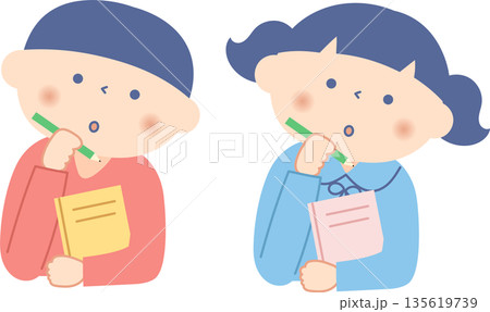 ノートを持って考えている男の子と女の子 ノートを持って考えている男の子と女の子 135619739