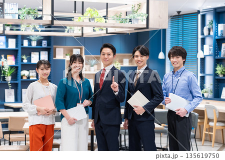 オフィスで働くビジネスマン 135619750