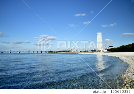 りんくうマーブルビーチから関西空港連絡橋を望む　【大阪府泉佐野市】 135620355
